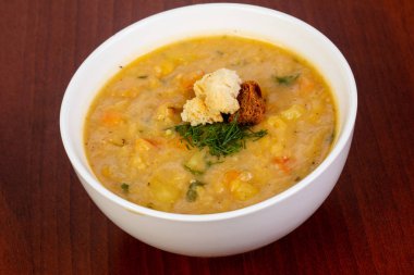 Vejetaryen bezelye çorbası ekmek ile 