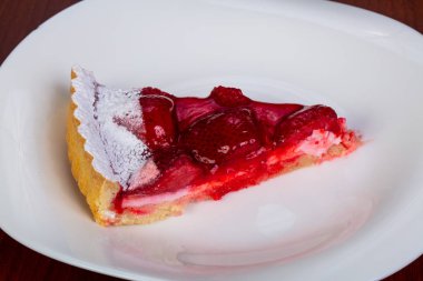 Peynirli Kek çilek beyaz plaka ile