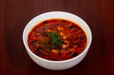 Geleneksel Solyanka çorba, et