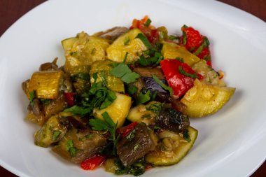 Tabak pişmiş sebze salatası