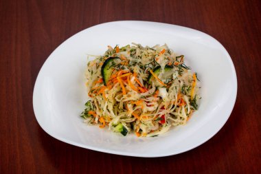 Lahana salatası salata salatalık ile