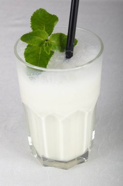 Süt ile nane kokteyli
