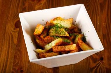 Dereotu ile kızarmış patates