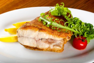 Limon ve otlar pişmiş somon servis