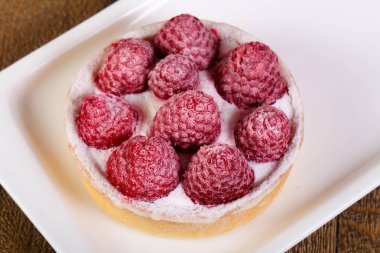 Ahşap arka plan üzerinde ahududu lezzetli kek