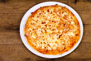 Karides ve yumuşak peynir pizza