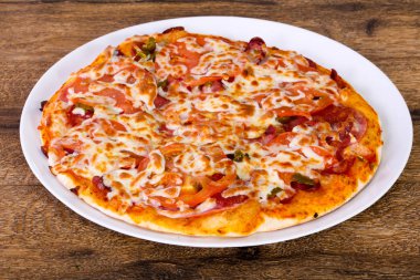 Sosis, biber ve domates pizza