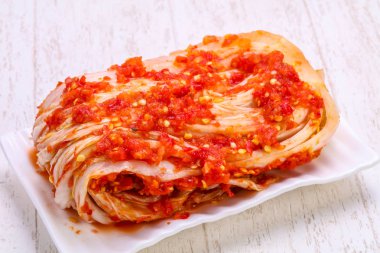 Kimchi fermente lahana kabın içinde