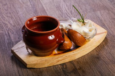 borsht çorbası domuz yağı ve sarımsak ile