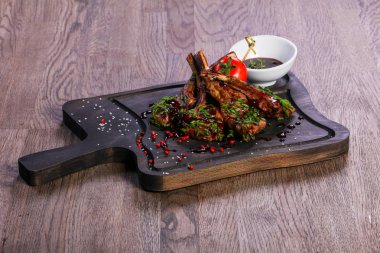 Soslu kuzu kaburga kavrulmuş