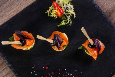 Kanepe somon ve salata yaprakları