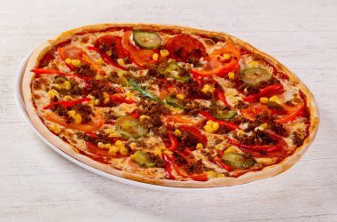 Kıyma ve domatesli pizza.