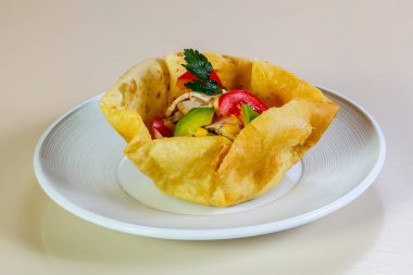 Tavuk ve avokado salatası.