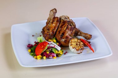 Tavuk budu ve salata karışımı.