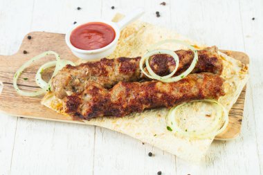 Kıyılmış domuz Kebap soğan ve sos ile