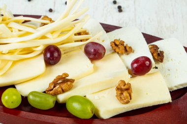 Üzüm ve fındık ile beyaz peynir tabağı