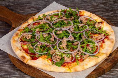 Roka ve soğan ve ketçap ile tuna pizza