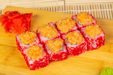 Lezzetli baharatlı tavuk suşi roll