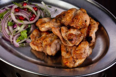 Soğan ve pomegranet tohumları ile Tavuk Barbekü