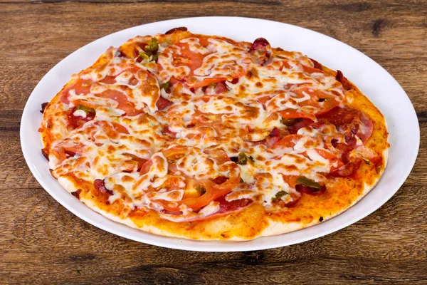 Sosis, biber ve domates pizza