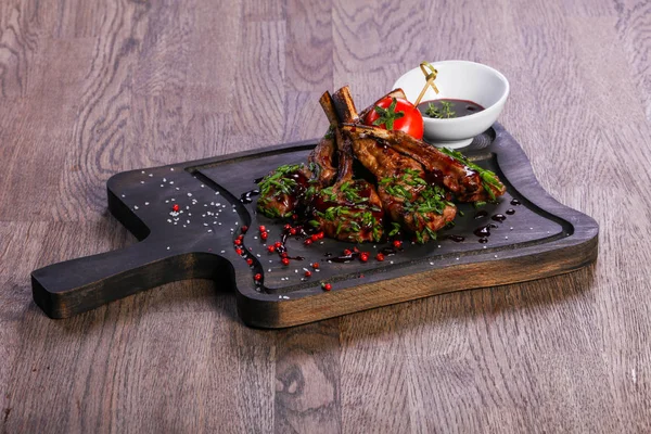 Soslu kuzu kaburga kavrulmuş