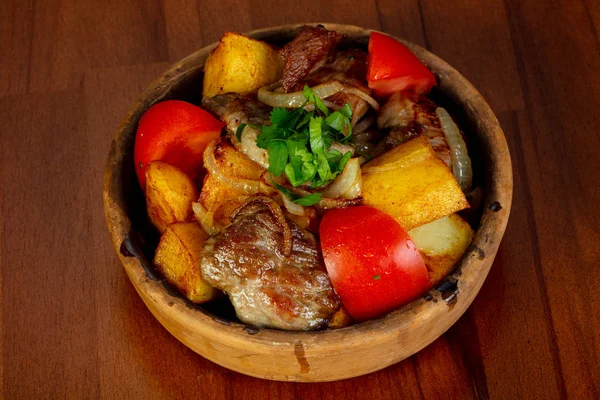 Kavrulmuş domuz eti ve sebze otlar ile