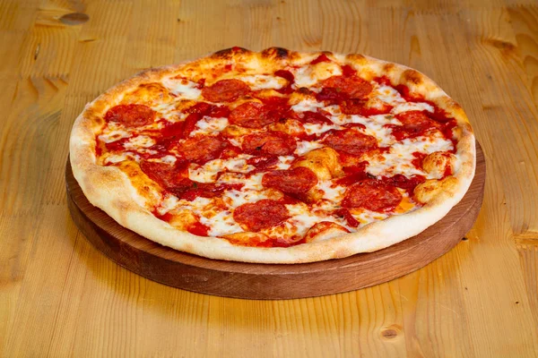 Ahşap üzerine biberli sıcak pizza