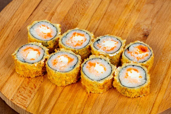 Warme Semmel Mit Lachs Und Weichkäse — Stockfoto