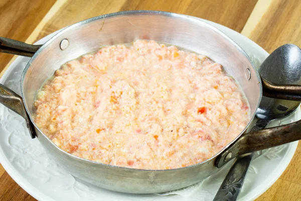 Sahanda yumurta domates ve baharatlar