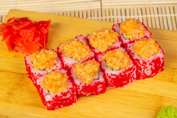 Lezzetli baharatlı tavuk suşi roll