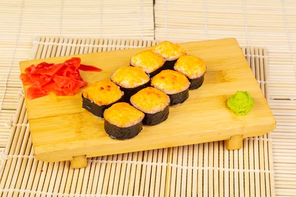 Karides ve levrek ile pişmiş Delicious rulo