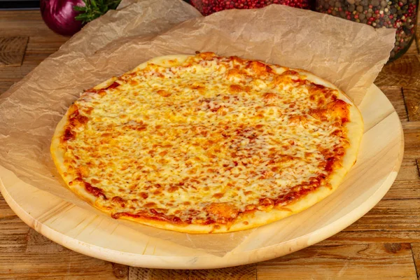 Büyük güzel peynirli Margarita pizza