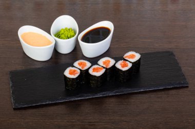 İştah açıcı suşi roll kırmızı çiğ balık ve wasabi ile