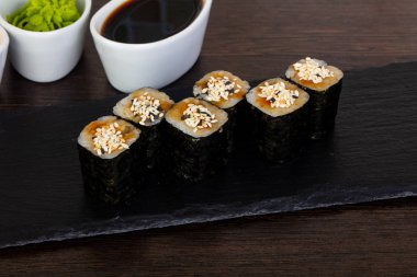 Susam ve teriyaki lezzetli suşi roll