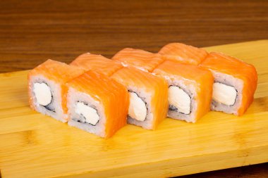 Philadelphia lezzetli kümesi wih krem peynir rulo.