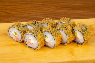 Lezzetli kızarmış tempura karides ile rulo