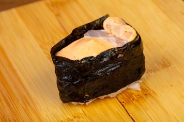 Lezzetli baharatlı somon suşi roll