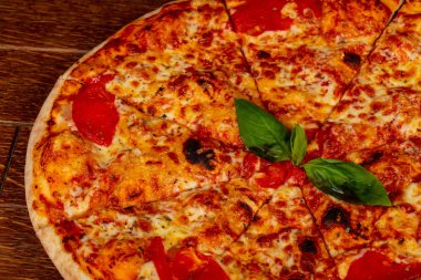 Vejetaryen Pizza Margarita domates, peynir ve fesleğen ile