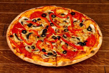 Mantar, biber ve domates ile vejetaryen pizza