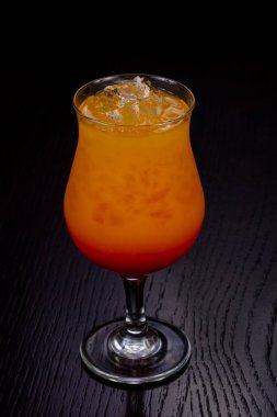 Tatlı bardak tekila Sunrise cocktai