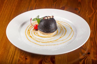 Kirazlı ve naneli çikolatalı pasta.