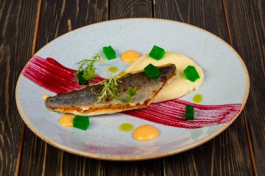 Soslu kızarmış levrek fileto