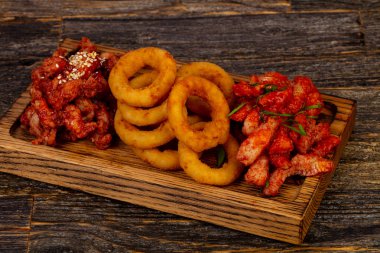 Balık ve cips plaka - karides, cod, soğan