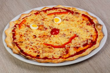 Çocuklar pizza peyniri ve domates ile