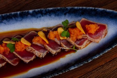 Soslu Izgara dilimlenmiş ton balıklı sashimi