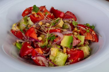 Kinoa, avokado ve sebze salatası