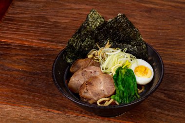 Sığır eti ve yumurta çorba ramen