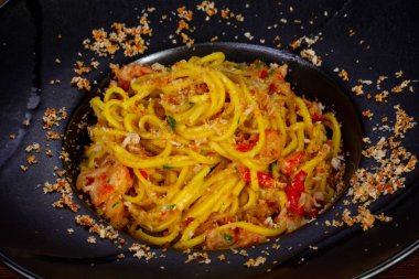 Doğal yengeç etli spagetti