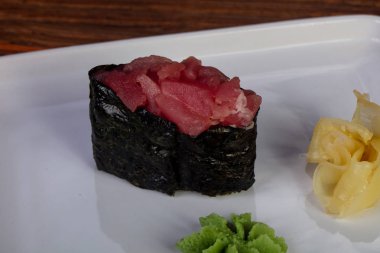 Suşi gunkan ham Tuna ile