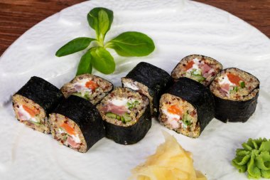 Japonca soğuk rulo kinoa ve somon ile